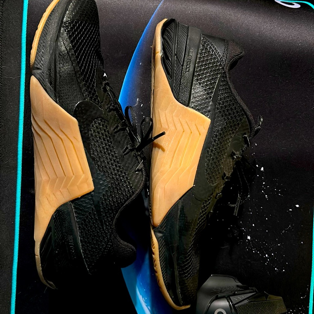 Nike Metcon 7 custom black and gum like new. Men’s size 9.